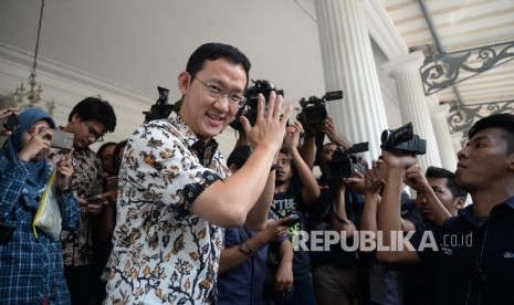  Staf khusus Gubernur DKI Jakarta, Sunny Tanuwidjaja menjawab pertanyaan wartawan di Balai Kota Jakarta, Senin (11/4). (Republika/ Yasin Habibi)