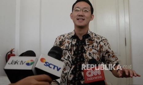 Staf khusus Gubernur DKI Jakarta, Sunny Tanuwidjaja menjawab pertanyaan wartawan di Balai Kota Jakarta, Senin (11/4). (Republika/ Yasin Habibi)