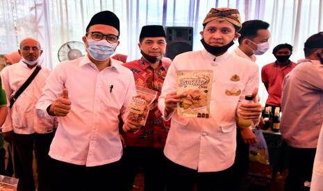 Staf Khusus Menteri Koperasi dan UKM Riza Damanik, saat membuka Bazaar UMKM di sela-sela peringatan Haul Akbar Maulana Syarif Al Habib Thoha Bin Hasan Bin Yahya, di Ciledug, Kabupaten Cirebon, Rabu (28/10).  Di acara yang juga dihadiri Sultan Cirebon Luqman Zulkaedin dan anggota DPR RI Komisi VIII Hj Selly Andriany Gantina