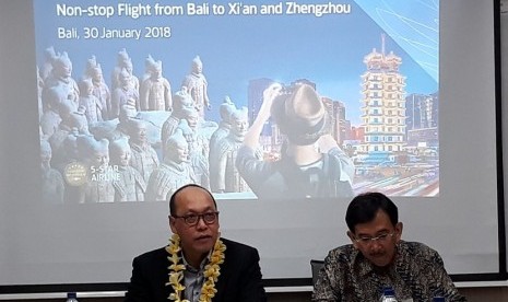 Staf Khusus Menteri Pariwisata Bidang Infrastruktur Pariwisata, Yudi Rifajantoro (kanan) bersama Direktur Kargo Garuda Indonesia, Sigit Muhartono (kiri) menandai pembukaan dua rute penerbangan internasional baru, Xian dan Zhengzhou.