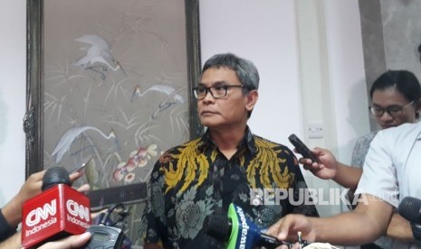 Staf Khusus Presiden bidang komunikasi Johan Budi memberikam keterangan pers terkait ketua tim internal presiden dalam penjaringan cawapres, Selasa (20/3). 