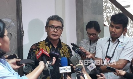 Staf Khusus Presiden bidang komunikasi Johan Budi memberikam keterangan pers terkait ketua tim internal presiden dalam penjaringan cawapres, Selasa (20/3). 