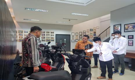 Staf Khusus Presiden, Diaz Hendropriyono mengunjungi pabrik salah satu produsen motor listrik yang berlokasi di Citeureup, Kabupaten Bogor. Diaz melihat langsung proses produksi motor listrik United E-Motor yang telah dikembangkan oleh PT Terang Dunia Internusa sejak tahun 2019 itu, mulai dari proses welding, painting, assembly, dan packing.