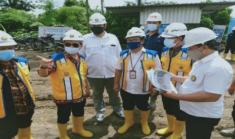 Staf Khusus Wakil Presiden Bidang Investasi dan Infrastruktur, Sukriansyah S Latief (sedang menunjuk) mengunjungi proyek pembangunan Bendungan Semantok, Kabupaten Nganjuk, Jatim. 