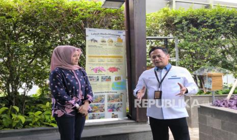 Staf khusus Wakil Presiden, Tina Talisa (kiri) berdiskusi dengan Direktur Utama PT Permodalan Nasional Madani (PNM), Arief Mulyadi (kanan), di kantor PNM, Jakarta, Senin (6/1/2024). 