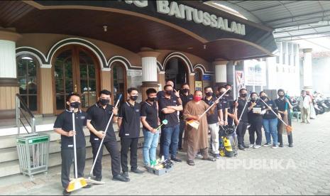 Staf Luminor Hotel Purwokerto mengadakan bersih-bersih Masjid Agung Baitusalam sebagai rangkaian peringatan hari jadi hotel tersebut, Rabu (17/3).  Acara bersih-bersih ini digelar  di masjid, gereja dan kelenteng yang ada di sekitar hotel. Selain itu Luminor menggelar acara donor darah pembagian makanan gratis bagi warga sekitar.