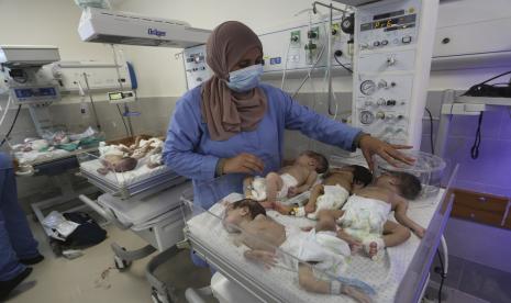 Staf medis merawat bayi Palestina yang lahir prematur yang dibawa dari Rumah Sakit Shifa di Kota Gaza ke rumah sakit di Rafah, Jalur Gaza, Ahad, (19/11/2023).