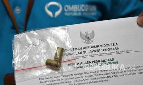 Staf Ombudsman menunjukkan selongsong peluru yang diduga proyektilnya mengenai dua mahasiswa hingga meninggal, di Kantor Ombudsman Sulawesi Tenggara, Kendari, Sulawesi Tenggara, Jumat (4/10/2019). 