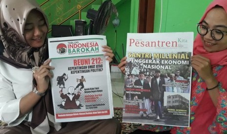 Staf Panwascam Kecamatan Jatiluhur, Kabupaten Purwakarta, memerlihatkan tabloid kontroversial Indonesia Barokah, Ahad (27/1). Saat ini, Bawaslu setempat telah mengambil sampel tablid tersebut. 