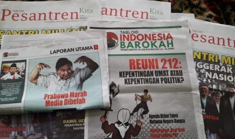 Staf Panwascam Kecamatan Jatiluhur, Kabupaten Purwakarta, memerlihatkan tabloid kontroversial Indonesia Barokah, Ahad (27/1). Saat ini, Bawaslu setempat telah mengambil sampel tablid tersebut.