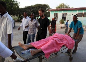 Staf Rumah Sakit Madina membawa anggota Medecins Sans Frontieres yang menjadi korban penembakan di Mogadishu pada Kamis (29/12). 