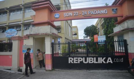 Staf sekolah memberitahu murid yang terlanjur datang bahwa sekolah mereka diliburkan dan ditutup sementara, di SD 23-24 Ujung Gurun, Padang, Sumatera Barat, Kamis (3/2/2022) . Sebanyak 16 orang pelajar dan guru di sekolah tersebut terdeteksi terinfeksi COVID-19, sehingga sekolah harus ditutup.