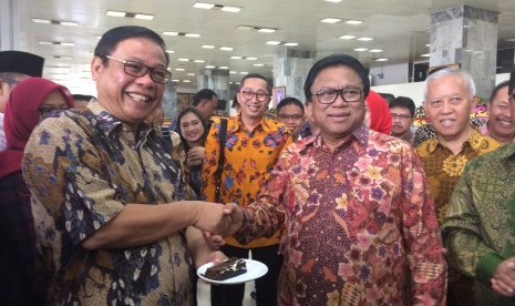 Staf Sekretariat Jenderal DPD RI bersama dengan wartawan parlemen memberikan kejutan bagi Oesman Sapta di hari ulang tahunnya di Gedung Nusantara III Kompleks Parlemen.