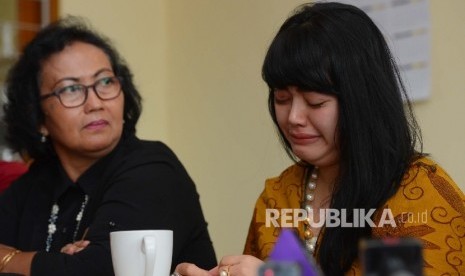  Staf Ahli anggota DPR RI Fraksi PDI Perjuangan Masinton Pasaribu, Dita Aditya (kanan) menangis saat melaporkan atasannya ke LBH Apik, Jakarta, Senin (1/2).  (Republika/Raisan Al Farisi)