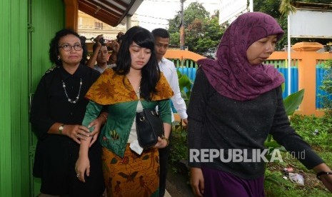  Staf Ahli anggota DPR RI Fraksi PDI Perjuangan Masinton Pasaribu, Dita Aditya (tengah) melaporkan atasannya ke LBH Apik, Jakarta, Senin (1/2).  (Republika/Raisan Al Farisi)