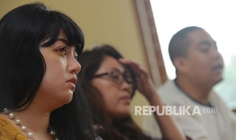  Staf Ahli anggota DPR RI Fraksi PDI Perjuangan Masinton Pasaribu, Dita Aditya (kiri) bersama kuasa hukumnya, usai melaporkan kasus penganiayaan atasannya ke LBH Apik di Jakarta, Senin (1/2).  (Republika/Raisan Al Farisi)