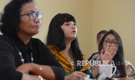  Staf Ahli anggota DPR RI Fraksi PDI Perjuangan Masinton Pasaribu, Dita Aditya (tengah) bersama kuasa hukumnya, usai melaporkan kasus penganiayaan atasannya ke LBH Apik di Jakarta, Senin (1/2).  (Republika/Raisan Al Farisi)