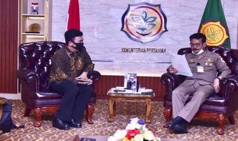 Staff Khusus Presiden bidang inovasi, interpreneurship dan milenial, Billy Mambrasar melakukan pertemuan dengan Menteri Pertanian Syahrul Yasin Limpo, di Kantor Pusat Kementerian Pertanian, Jakarta, Selasa (13/10)