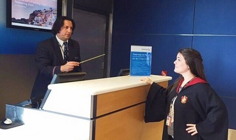 Staff maskapai penerbangan American Airlines yang wajahnya mirip Severus Snape dalam serial Harry Potter