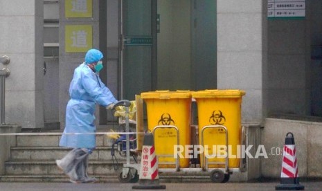 Korban Meninggal Virus Corona China Naik Jadi 25 Orang. Pekerja di Wuhan Medical Treatment Center di Wuhan, China dimana sejumlah pasien terinfeksi virus corona dirawat. . (AP Photo/Dake Kang)