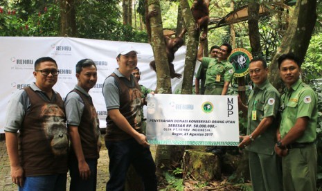 Staff PT. Rehau Indonesia. David Koandi, saat penyerahan donasi kepada Okke Nurya (GM TSI) dan Imam purwadi selaku Curator TSI.