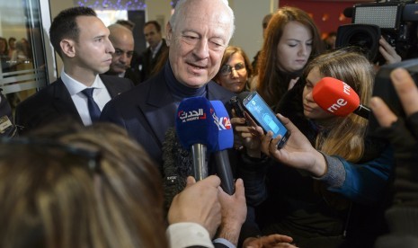 Staffan de Mistura, Utusan Khusus PBB untuk Suriah, berbicara di konferensi pers selama perundingan antara pemerintah Suriah dan oposisi di Jenewa, Swiss, Minggu (31/1) 