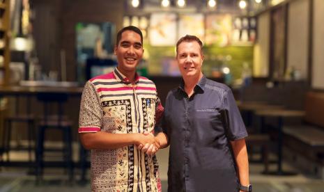 Stafsus Kepala BKPM M Pradana Indraputra berjabat tangan dengan CEO dan Founder Sawa Eco, Phil Rickard.