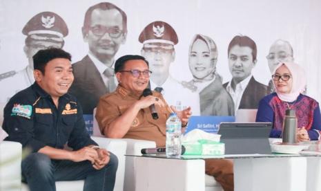 Stafsus Presiden RI Billy Mambrasar (kiri), Walikota Bitung Maurits Mantiri (tengah), dan Head of Education Ecosystem Telkom Sri Safitri di peluncuran PIKM.