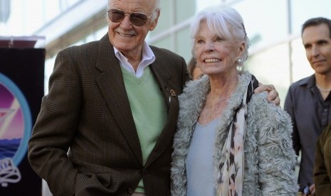 Stan Lee dan istrinya, Joan Lee.