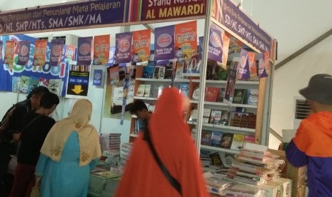 Stan Penerbit Al-Mawardi Prima di ajang Jakbook Ikapi DKI 2015 antara lain menampilkan buku penunjang pendidikan.