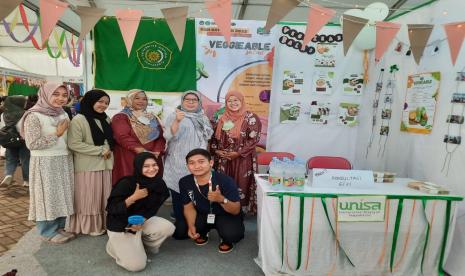 Stan Unisa Yogya yang memamerkan produk Veggieable Salad dalam KMI Expo 2022 yang digelar di UPN Veteran Surabaya