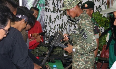 Stand bazar Kostrad memperlihatkan berbagai peralatan kemiliteran di acara Festival Muharam Bondowoso di Alun-alun Bondowoso, Kamis (21/9).