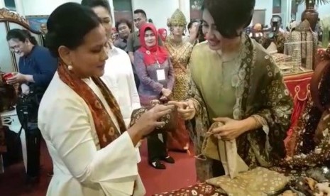 Stand Kabupaten Muba dengan dikoordinir langsung oleh Ketua TP PKK Muba Thia Yufada Dodi Reza yang menampilkan produk unggulan Gambo Muba membuat mata ibu negara Iriana Joko Widodo tertuju ke stand Muba. 