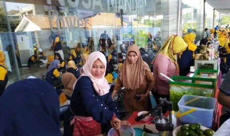 Stand kuliner pada acara funwalk di Nusa Mandiri Tower.