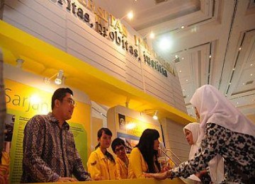 Stand Universitas Indonesia dalam sebuah ajang pameran pendidikan internasional