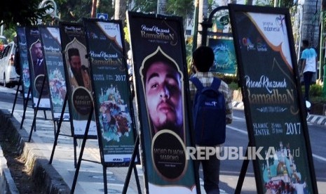 Standing Banner Pesona Khasanah Ramadhan terpasang di sepanjang jalan kota Mataram, Lombok, Nusa Tenggara Barat, Selasa (23\5). 