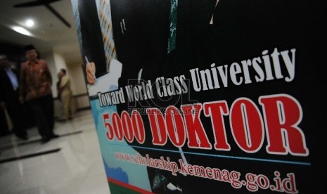 Standing bannner program 5.000 doktor terpasang  di kantor Kemenag, Jakarta.