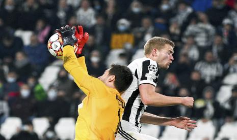 Stanislav Kritsyuk dari Zenit, berebut bola dengan Matthijs de Ligt dari Juventus, selama pertandingan sepak bola grup H Liga Champions antara Juventus dan Zenit St. Petersburg, di stadion Allianz di Turin, Italia, Selasa, 2 November 2021.