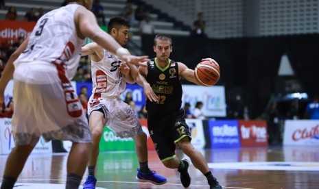 Stapac Jakarta mengalahkan Pacifik Caesar Surabaya. Dalam laga yang digelar Kamis (10/1) di Sritex Arena Solo Jawa Tengah, Stapac menang 77-55. 