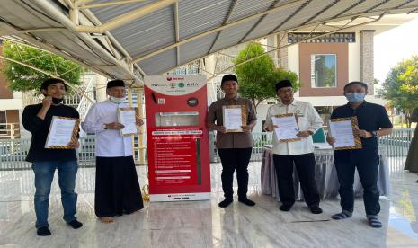 Startup lokal dari Makassar Mallsampah memarkir satu mesin Reverse Vending Maching (RVM) di Masjid Besar Syura, di Makassar, Kamis (10/3/2022). Mesin RVM ini adalah teknologi terakhir yang digunakan Mallsampah pada akhir 2021 lalu.  Hadir dalam seremoni peluncuran, Pengurus Pusat Dewan Masjid Indonesia (DMI) yang juga Pengurus Masyarakat Ekonomi Syariah (MES) M. Arief Rosyid Hasan mengapresiasi inisiatif ini.