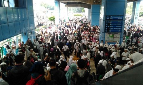 Stasiun Juanda dipenuhi peserta aksi 112, Sabtu (11/2).