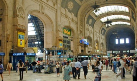 Stasiun kereta api di kota Milan, Italia.