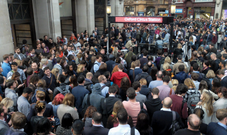 Stasiun kereta bawah tanah Oxford Circus, London, Inggris