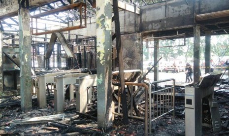 Stasiun Klender, Jakarta Timur, terbakar mengakibatkan seluruh bangunan ludes, Jumat (19/5).