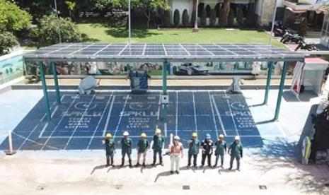 Stasiun Pengisian Kendaraan Listrik Umum (SPKLU) milik PT PLN memasang panel surya. PT PLN (Persero) melalui subholding PT PLN Indonesia Power menggandeng perusahaan produsen solar panel luar negeri terkemuka dan dua perusahaan dalam negeri untuk bisa meningkatkan penetrasi solar panel di Indonesia. Langkah ini untuk akselerasi transisi energi guna mencapai target net zero emission pada 2060.