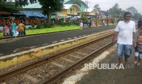 Stasiun Plered, Kabupaten Purwakarta, jadi salah satu lokasi favorit ngabuburit warga setempat, Senin (21/5). 