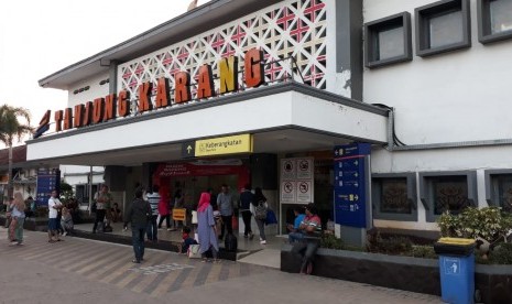 Stasiun Tanjungkarang tambah satu gerbong KRD Kotabumi untuk angkut penumpang akhir liburan sekolah, Ahad (14/7).