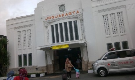 PT Kereta Api Indonesia (Persero) Daop 6 Yogyakarta resmi memperpanjang pembatalan seluruh perjalanan kereta api.stasiun tugu