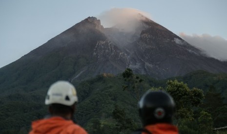 Status Gunung Merapi waspada.