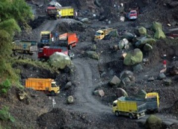 Status siaga gunung Merapi tak membuat para penambang pasir menghentikan aktivitasnya.